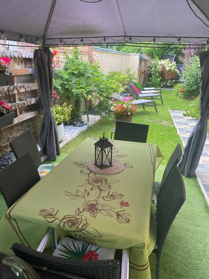 Location de vacances pour 6 personnes, avec Terrasse ainsi que Jardin et Vue à Montville (homonymie)