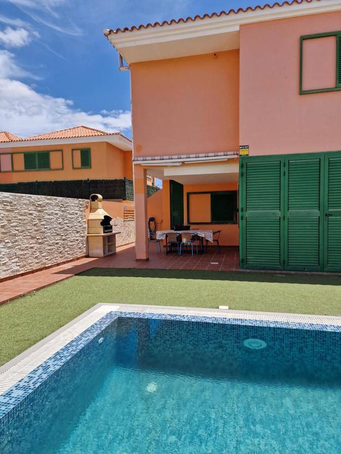 Location de vacances pour 4 personnes, avec piscine ainsi que vue et jardin à Tarajalejo - 3
