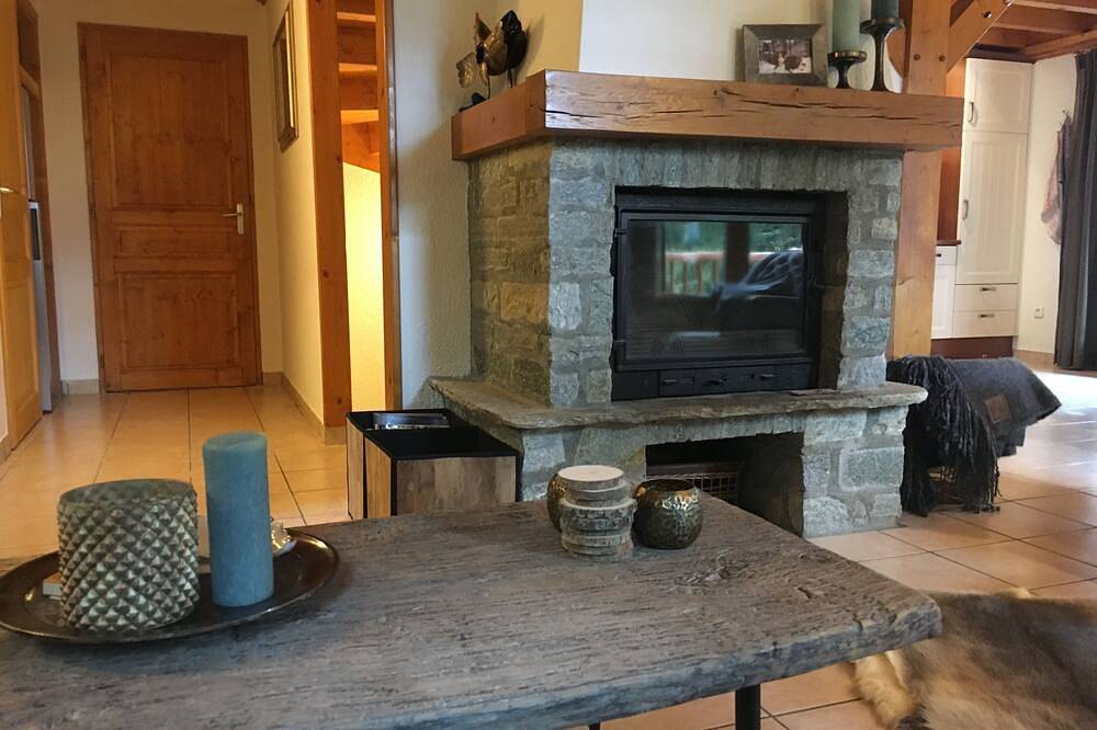 Luxury detached 12-person chalet, few steps from the slopes in heart Alpe d'Huez in Oz, Écrins National Park