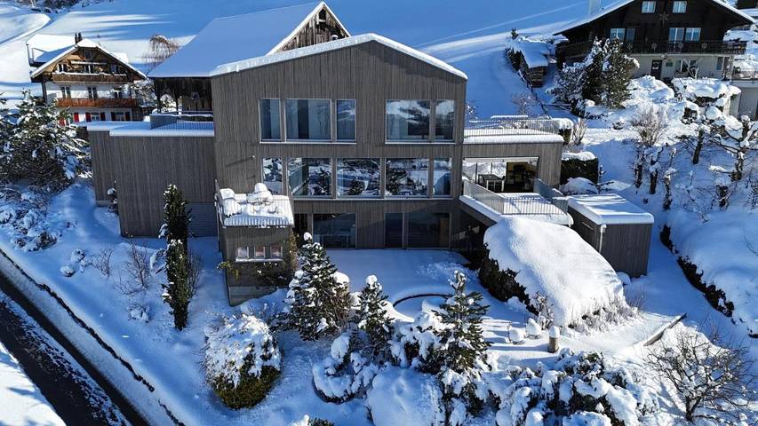 Ferienhaus für 8 Personen, mit Balkon und Terrasse sowie Sauna und Ausblick in Morschach