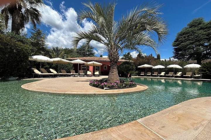 Villa pour 4 personnes, avec jacuzzi ainsi que jardin et piscine - 1