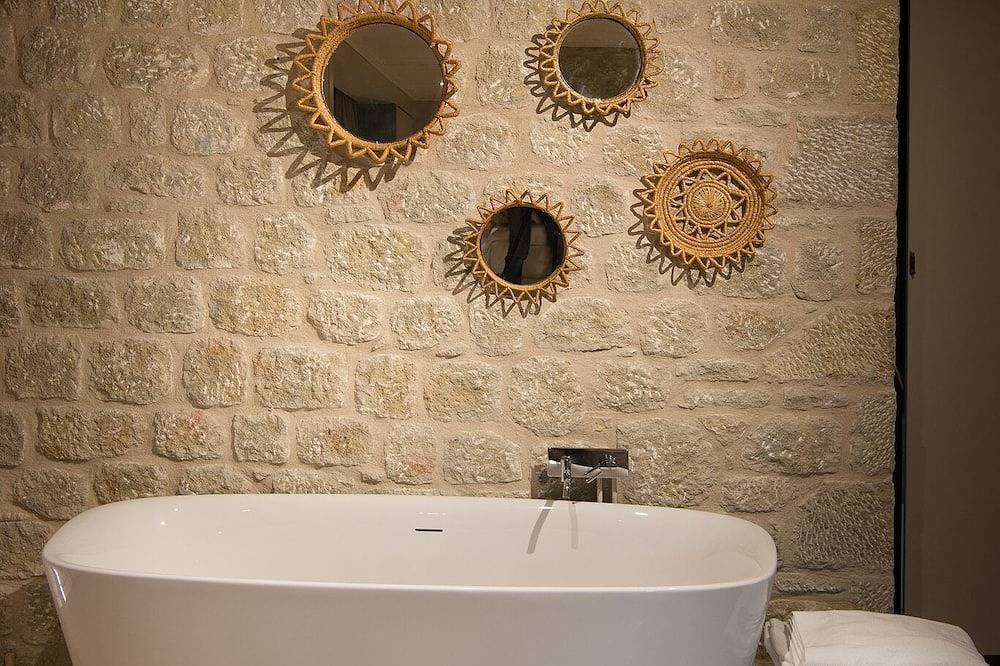 Geniet van de rust van de chique badplaats leven in een nieuwe traditionele stenen villa in Stoupa, Messenia