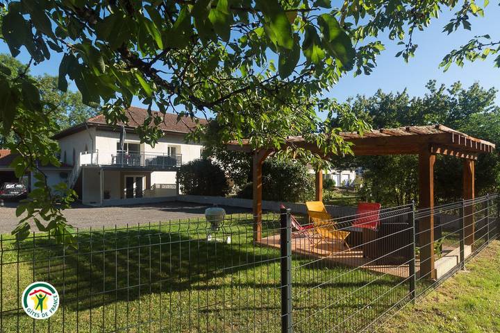 Gîte pour 6 personnes, avec Terrasse ainsi que Jardin et Piscine