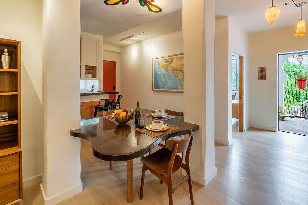 Ganze Wohnung, Kultiger Stil und farbenfrohe Details - atemberaubendes Zuhause in der Innenstadt von Santa Barbara! *Neu* in Santa Barbara, Santa Barbara County