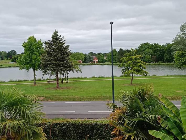 Appartement de vacances pour 2 personnes, avec jardin ainsi que vue sur le lac et vue