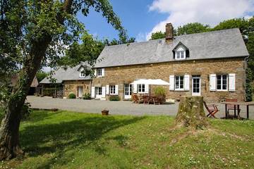 Gîte pour 10 personnes, avec jardin dans Bourguenolles