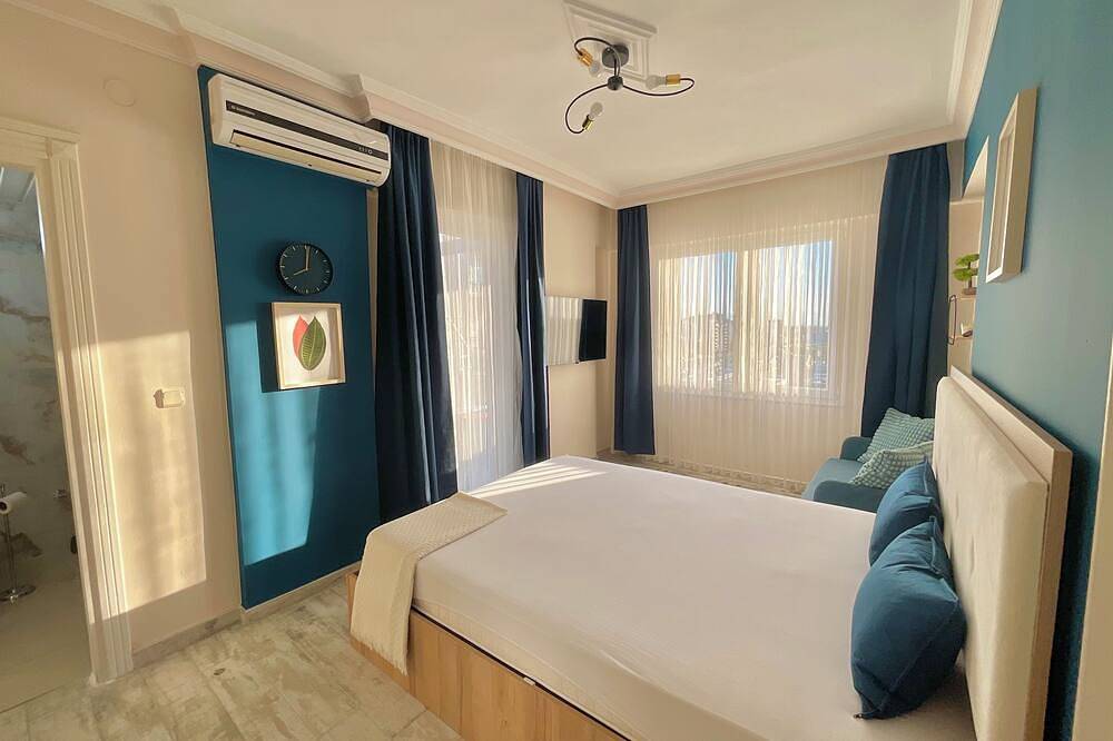 Entire apartment, Sea & Pine Escape Lara Beach, 3 Bedrooms, Tv and Ac in every room, Seaview in Antalya, Antalya Province
