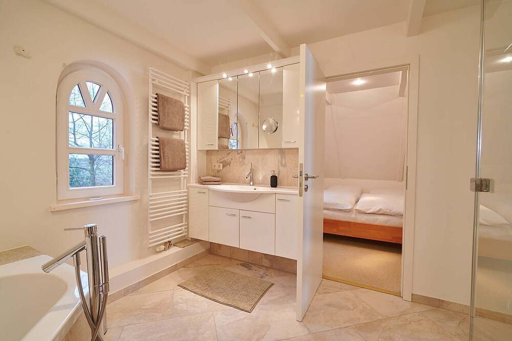 Wohnen unter Reet auf 280qm in einem parkähnlichem Garten in Fedderingen, Eider-Treene-Sorge