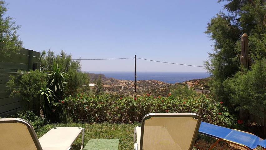Location de vacances pour 5 personnes, avec terrasse ainsi que jardin et vue dans Triopetra