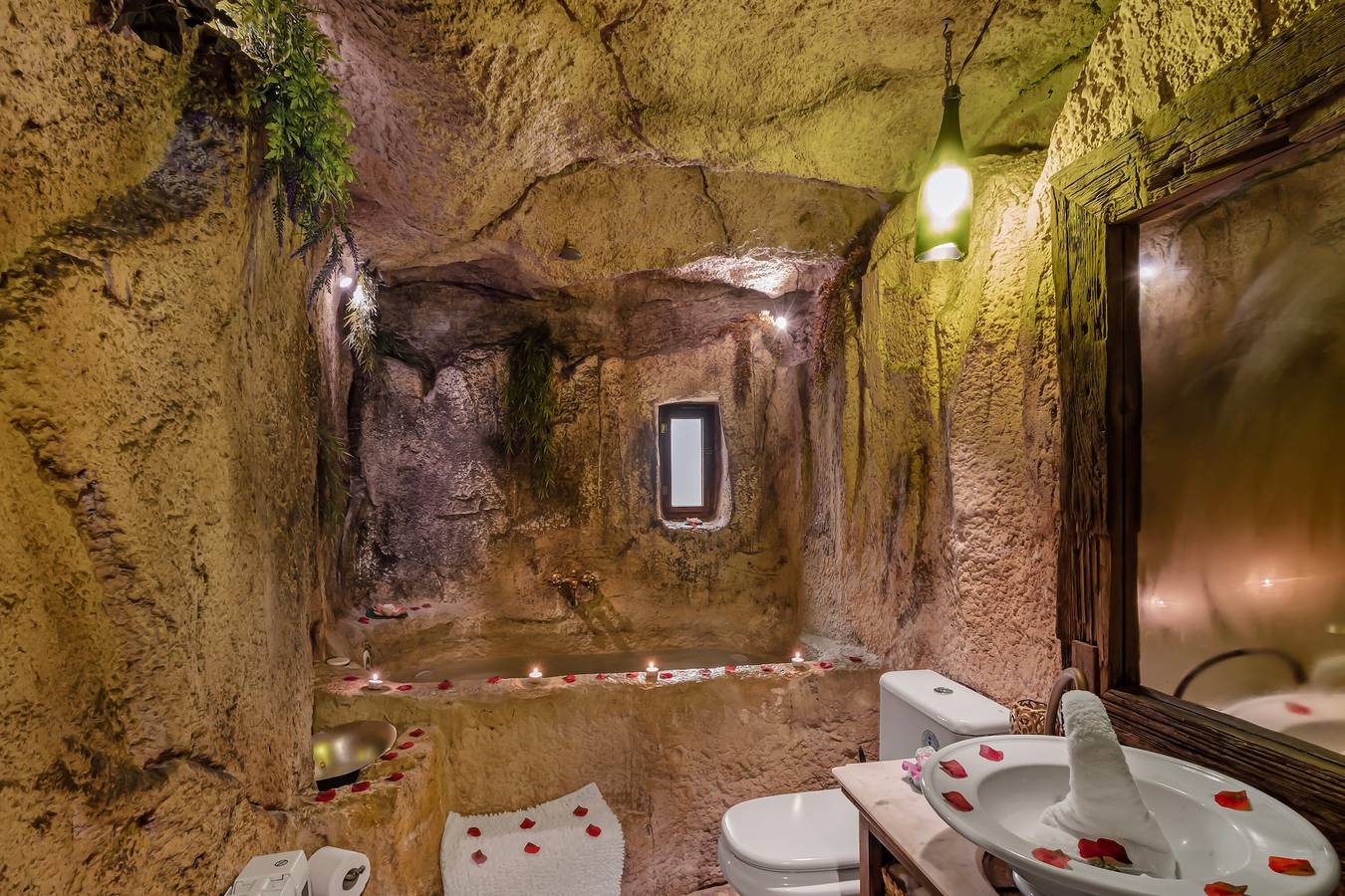 Finca 'La Cova De Can Pavet' mit Bergblick, privater Terrasse und Wi-Fi in Alt Penedès, Barcelona Binnenland