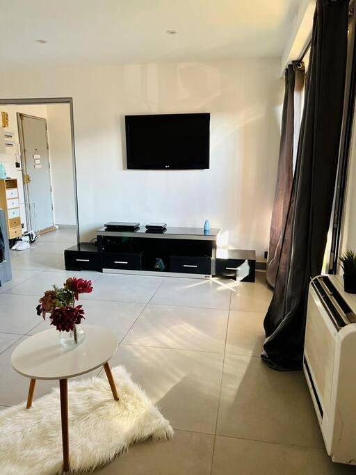 Appartement entier, Charmant T2 55m2 4P [Circuit du Castellet /Plages] in Le Beausset, Côte méditerranéenne (France)