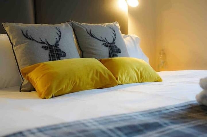 Cosy, central, super king bed, free parking, dog friendly in Blairgowrie (Perthshire), Perthshire