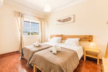 Villa for 18 Guests in Amora, Estremadura Province, Picture 4