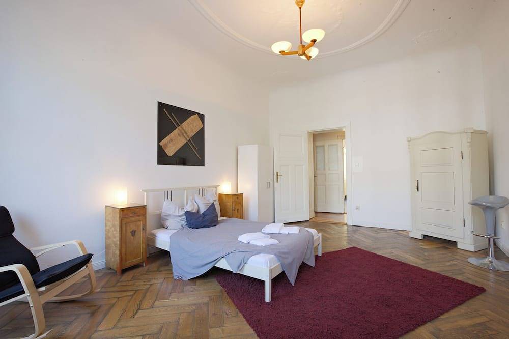 Ganze Wohnung, Großzügige, luxuriös ausgestattete Altbauwohnung mit 3 Zimmern + kleinem Balkon in Charlottenburg Berlin, Berlin