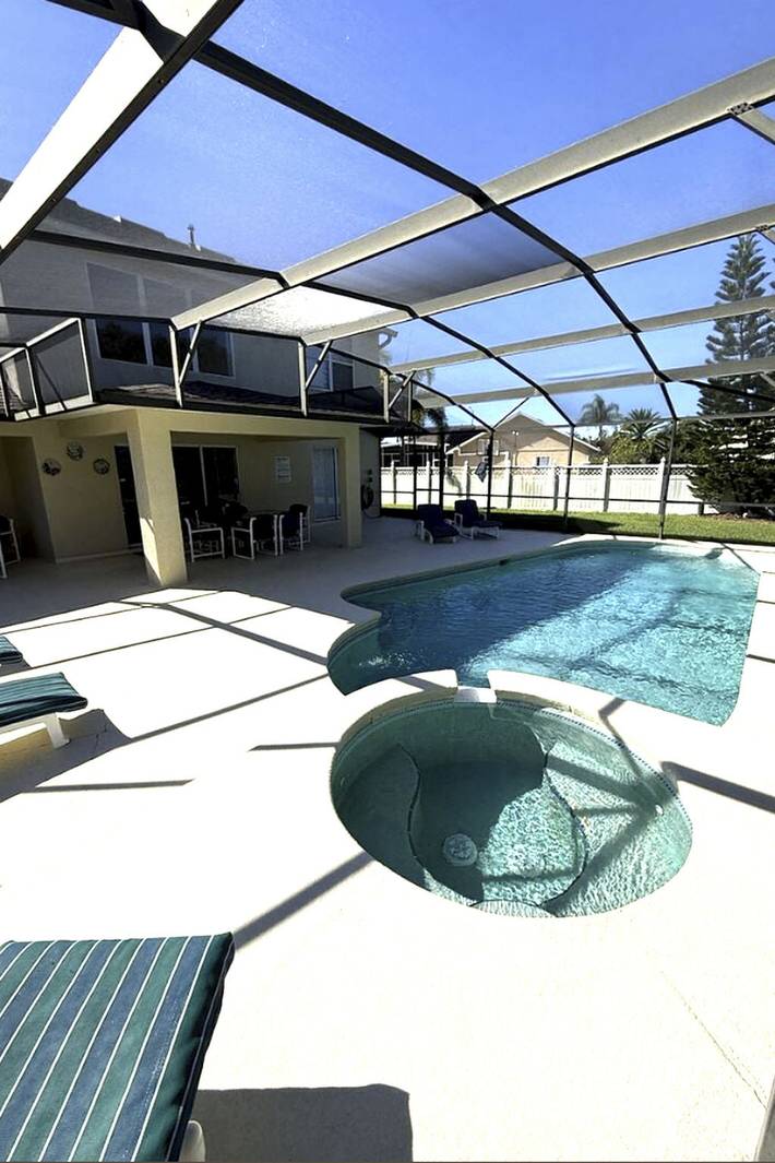 Vacation rental for 8 people, with lake view and yard as well as terrace, with pets in Poinciana