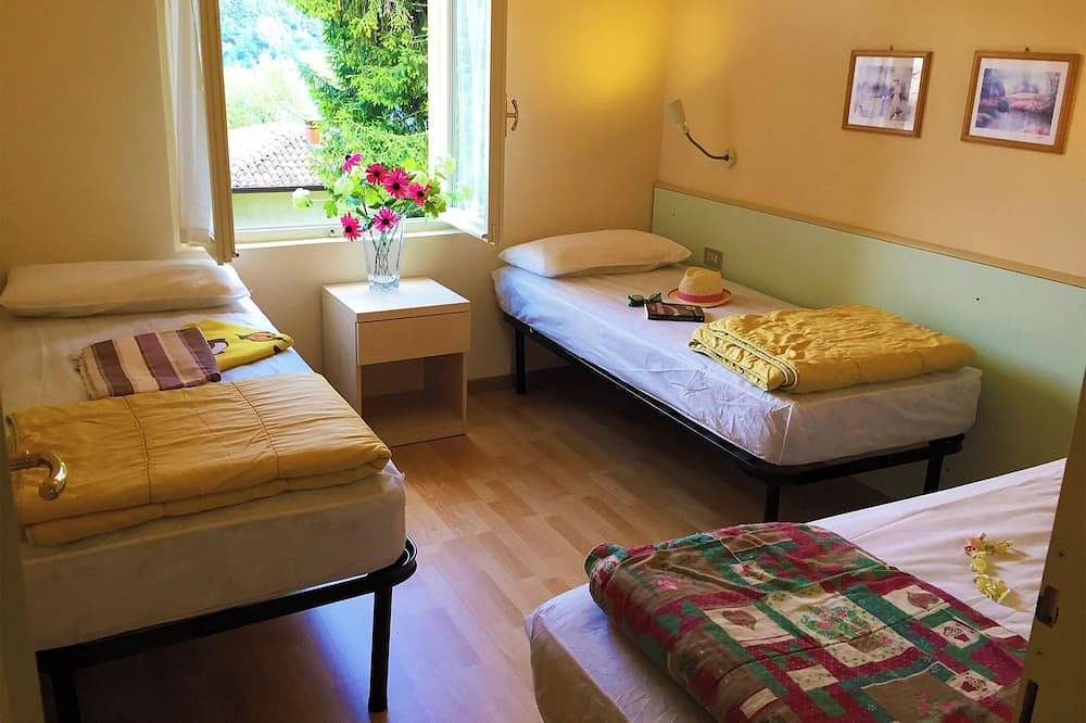 Geheel appartement, Direkt am See mit Terrasse in Crone Beach (Idro), Idro