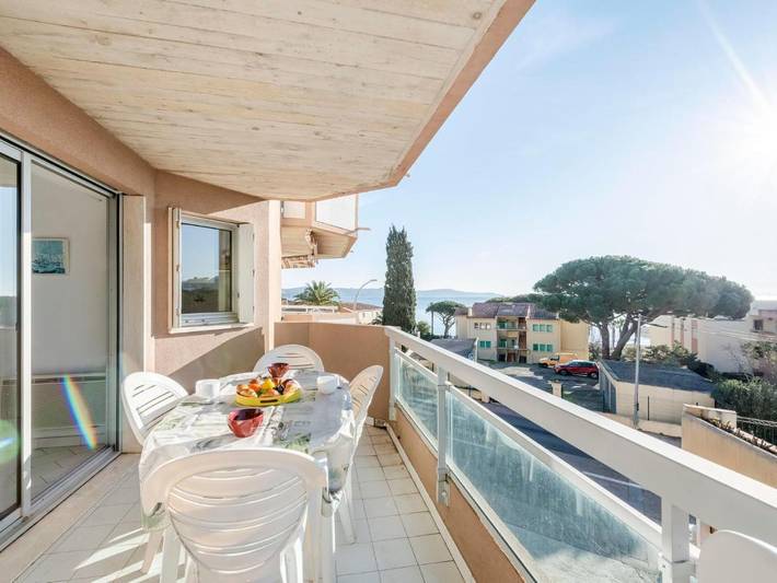 Gîte pour 4 personnes, avec terrasse dans Plage Des Tamaris Cavalaire Sur Mer - 3