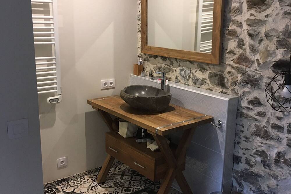2-person room with private bathroom and patio in the center of Garriguella in Garriguella, Oberampurien
