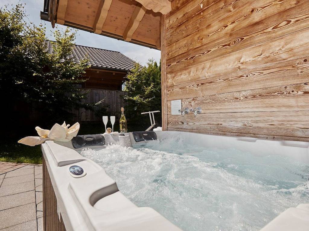 Hütte in Ainring mit Schwimmbecken in Ainring, Rupertiwinkel