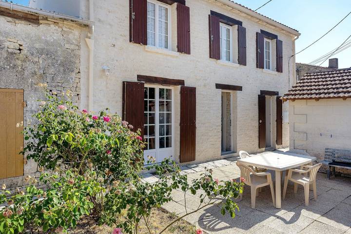 Casa de campo «La Demeure D'Elles» con terraza y jardín privados in Le Thou, Region de Rochefort