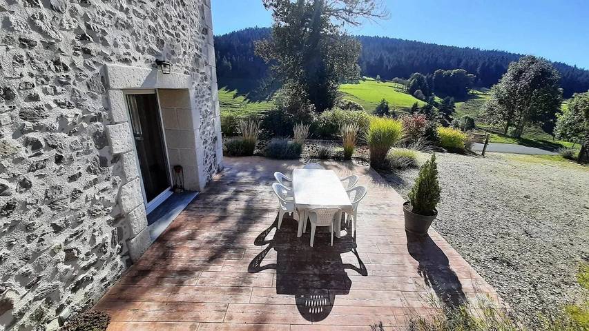 Gite Les Ruisseaux: Renovated Stone House in the Countryside, Accessible to All in Riotord, Haute-Loire