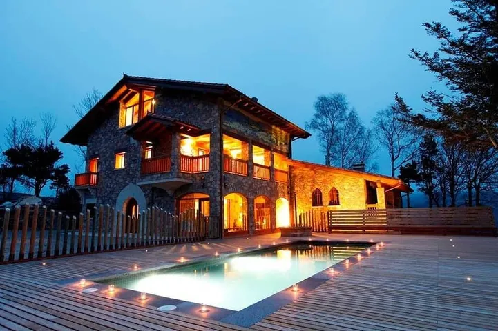Chalet pour 19 personnes, avec balcon et jardin ainsi que piscine et jacuzzi - 1