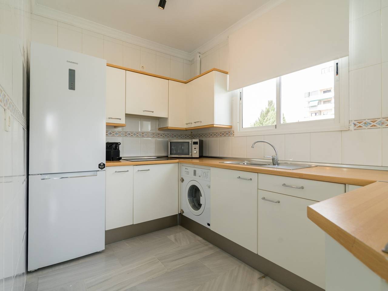 Top-Floor Apartment Elegance in Carihuela, Torremolinos with Pool and Terrace, foto 13