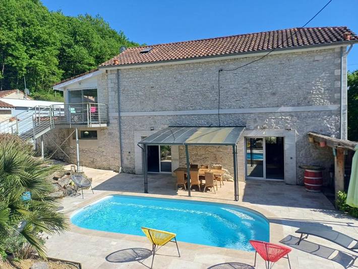 Location de vacances pour 8 personnes, avec piscine ainsi que vue et jardin à Sainte-Colombe-en-Bruilhois