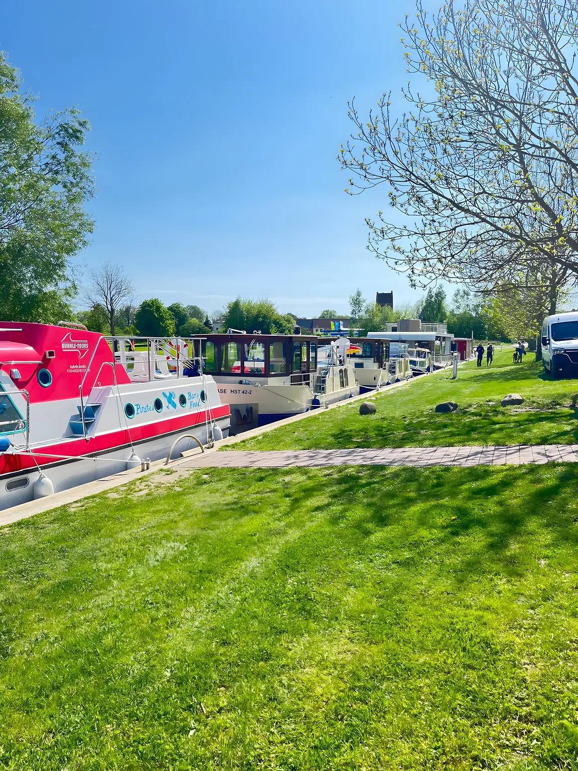 Ganze Ferienwohnung, Houseboats in Malchin Marina in Malchin, Kummerower See