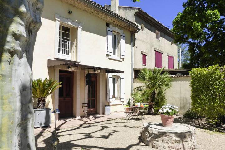 Gemütliches Noves-Haus mit Poolzugang in Noves, Arles und Umgebung