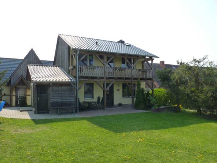 Ferienhaus für 4 Personen, mit Balkon und Terrasse sowie Garten und Sauna in Waren (Müritz)