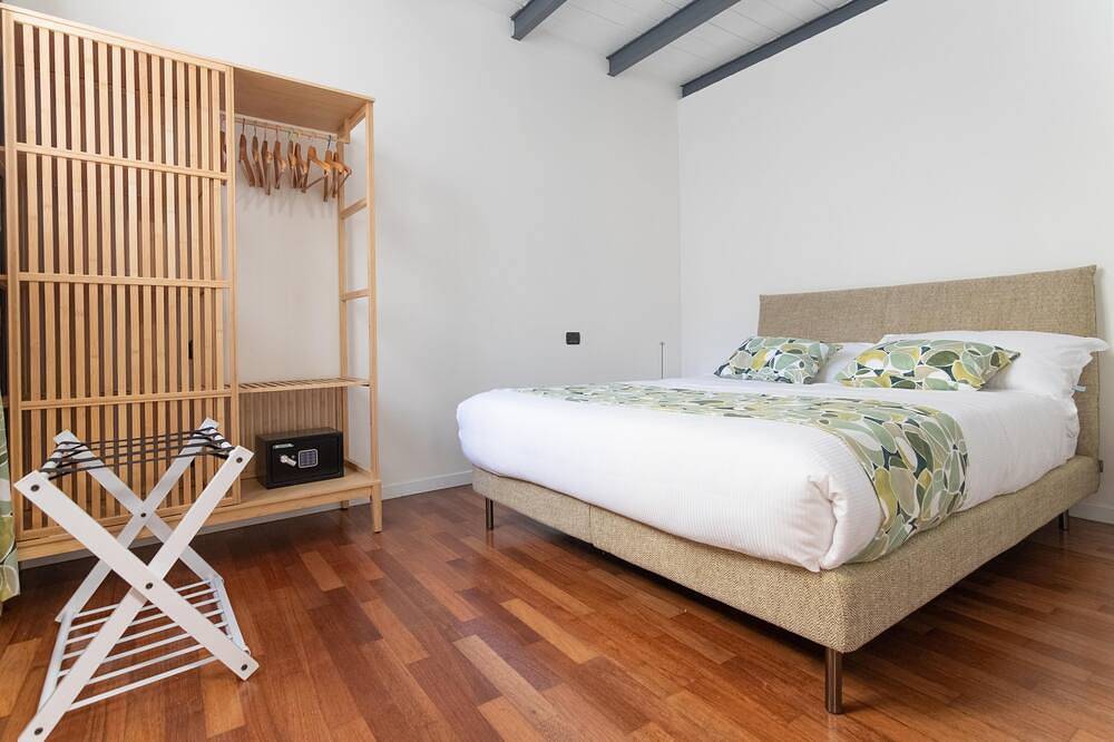 Entire apartment, Mini Loft Torre San Vitale in Como, Lake Como