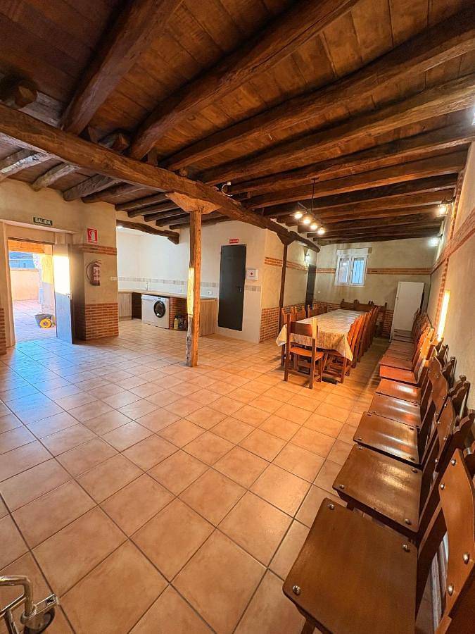 Casa rural para 14 personas, con jardín y vistas, Se admiten mascotas en Siete Iglesias de Trabancos