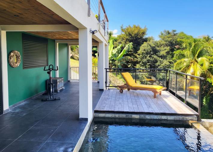 Apartamento entero, Apartamento frente al mar con piscina privada en La Trinité, 98m² in La Trinité, Martinica