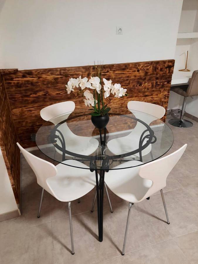 Appartement entier, One-Bedroom Apartment in Saint-Gervasy, Région de Nîmes