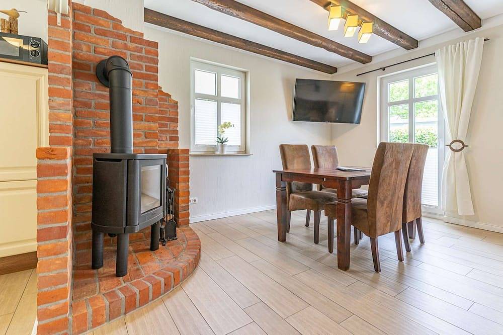 Ganze Wohnung, Komfort Appartement - Jasmund - Neu: Ferienhaus mit Kamin, 2 Bäder, 2 Sz - am in Polchow, Glowe