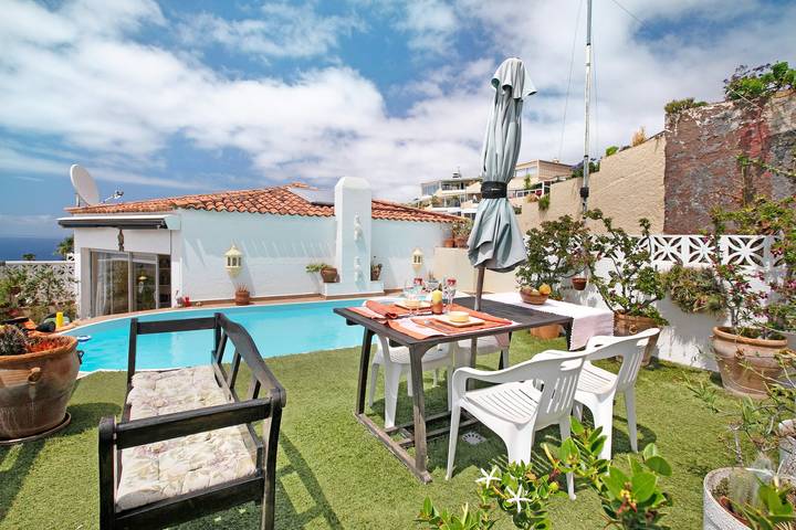 Apartamento entero, Apartamento de vacaciones 'Casa Pelican' con vistas al mar, piscina privada y Wi-Fi in La Matanza de Acentejo, Tenerife Norte