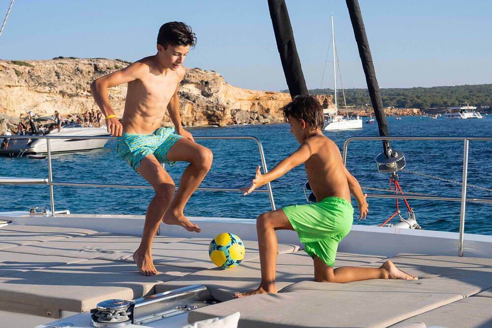 Sonnenverwöhntes Segelabenteuer auf den Islas Baleares, Mallorca in Port d'Andratx, Mallorcas Küste