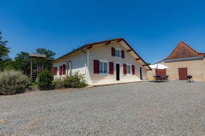 Gîte pour 6 personnes, avec terrasse ainsi que piscine et jardin, animaux acceptés à Lamothe