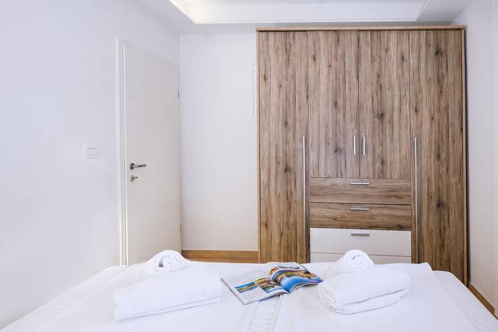 Ganze Wohnung, Sanbaldo 1Br Terrace Apartment Koper in Koper, Slowenische Riviera