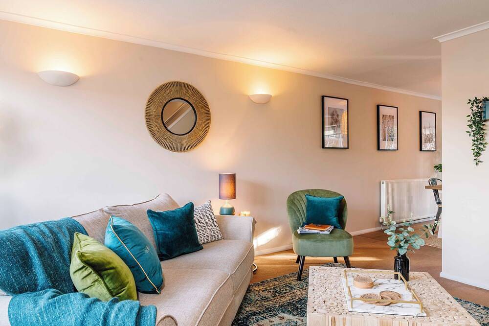 Castle Gate - Central Location with Large Living Space in Warwick, Warwickshire