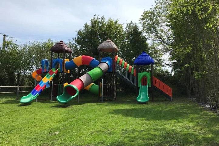 ZEcamping 4* 500m plage piscine couverte chiens acceptés locatif 7m2 in Quettehou, Région de Cherbourg