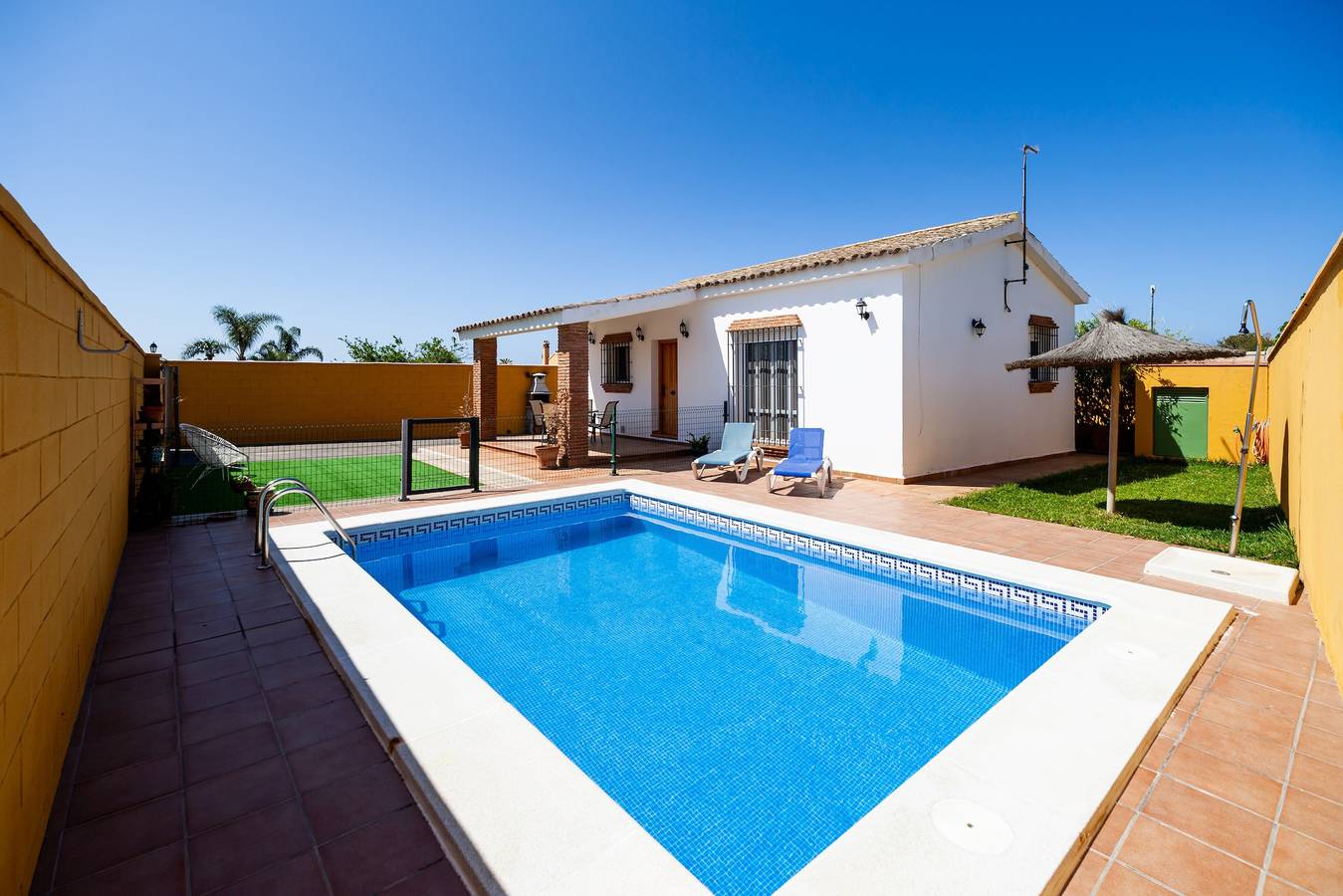 Rústica casa cerca de la playa con piscina, terraza, jardín y Wi-Fi; Se admiten mascotas; Hay aparcamiento disponible in Fuente del Gallo, Conil de la Frontera