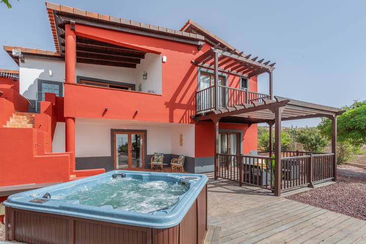 Vacation Home 'Justo El Desierto' with Sea View, Shared Terrace and Wi-Fi in Granadilla de Abona, South Tenerife
