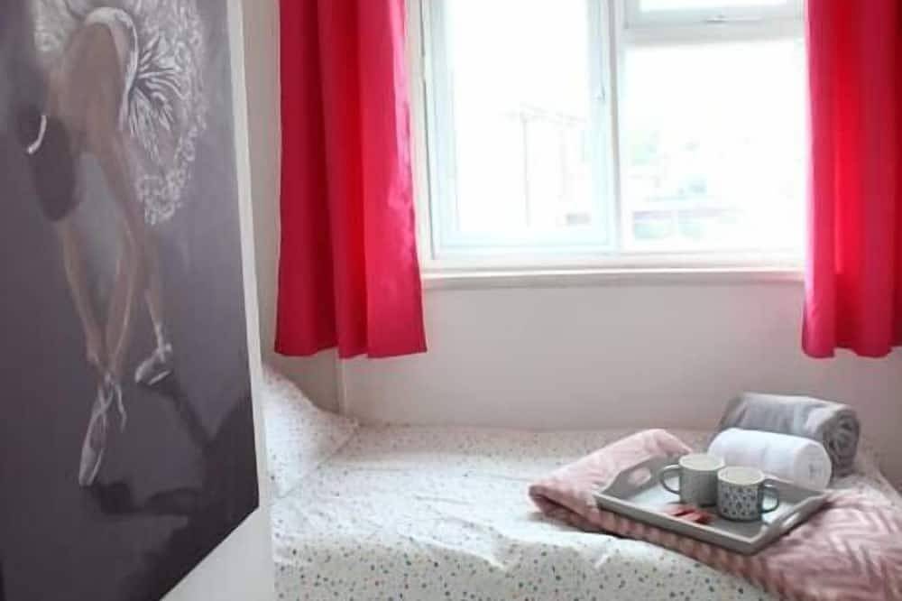 Private Comfortable 2 Bedroom Home away from Home in Spelthorne, Colne Valley Park