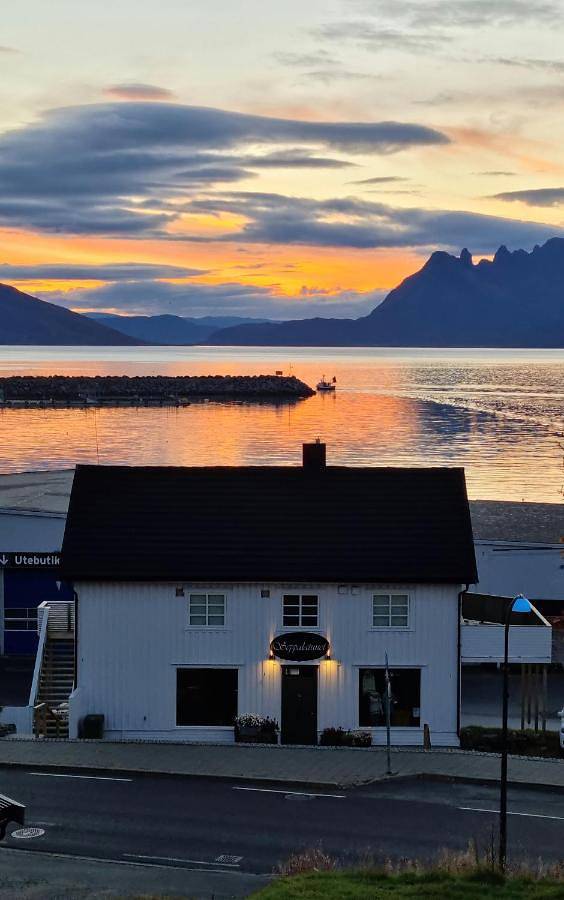 Ferienwohnung für 6 Personen, mit Balkon und Terrasse sowie Ausblick in Skjervøy
