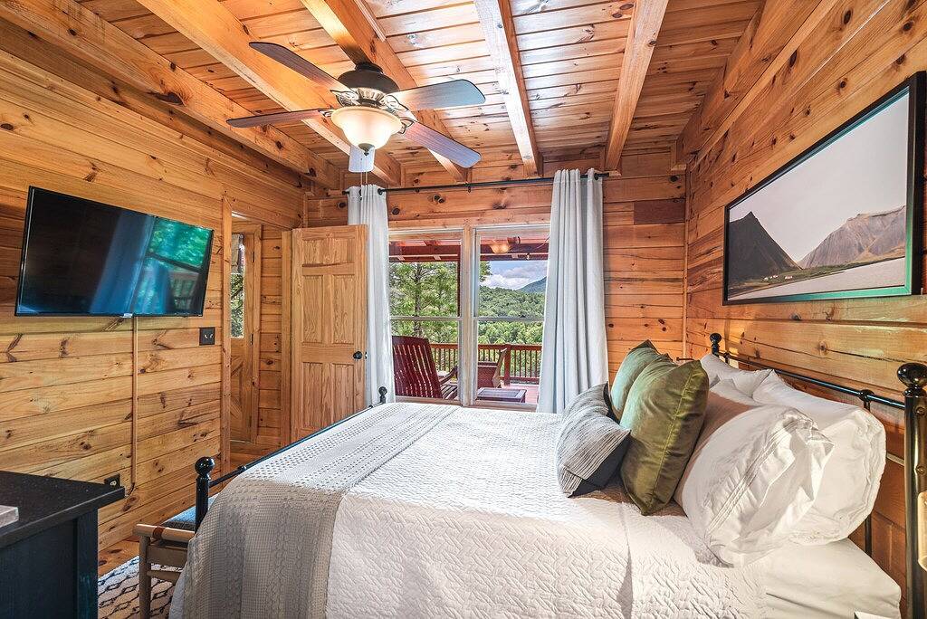 Pet-Friendly-Lakefront Cabin w/Amazing Views-Hot Tub in Cherry Log, Chattahoochee National Forest