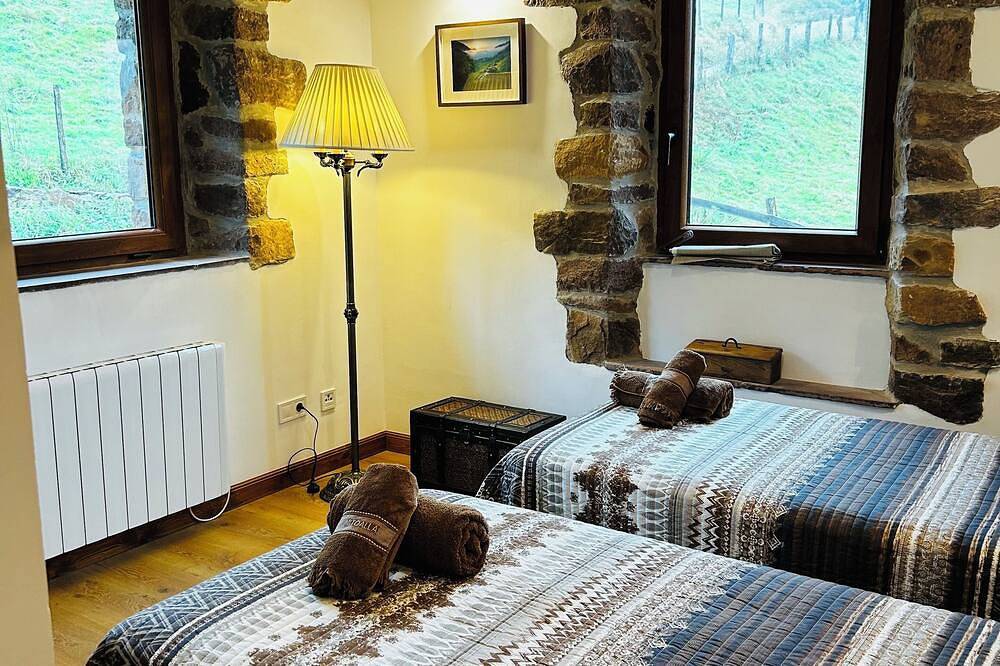 Casa con vistas increíbles 360º a espectacular y único paisaje de montaña. in La Pedrosa, San Roque de Riomiera