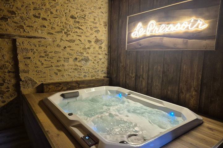 Location de vacances pour 8 personnes, avec jacuzzi et jardin à Saint-Paul-en-Pareds