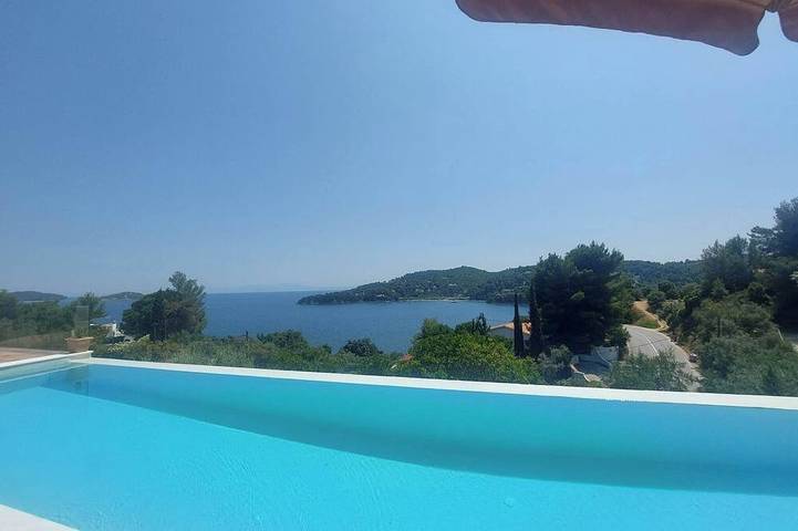 Ideal location close to the beach in Sporaden